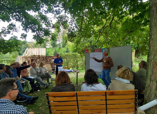 Teilnehmende des Workshop im Schulgarten